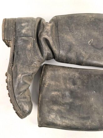 Paar Stiefel für Unteroffiziere. Oben im Schaft Kammerstempel sowie ein RZM ? Stempel. Ungereinigtes Paar, Sohlenlänge 30,5cm