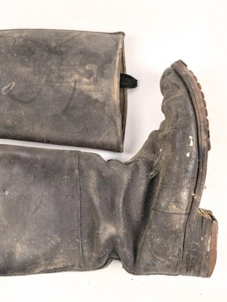 Paar Stiefel für Unteroffiziere. Oben im Schaft Kammerstempel sowie ein RZM ? Stempel. Ungereinigtes Paar, Sohlenlänge 30,5cm