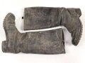 Paar Stiefel für Unteroffiziere. Oben im Schaft Kammerstempel sowie ein RZM ? Stempel. Ungereinigtes Paar, Sohlenlänge 30,5cm