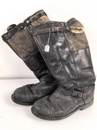 Luftwaffe, Paar Stiefel für Angehörige des fliegenden Personal. Heitbare Ausführung, sicherlich nach dem Krieg weiterverwendet. Sohle, Reissverschluss und Riegel über dem Reissverschluss alt erneuert. Sohlenlänge 30cm