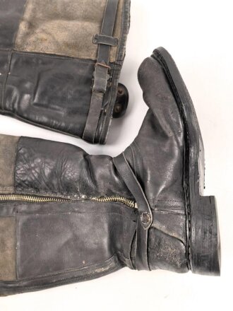 Luftwaffe, Paar Stiefel für Angehörige des fliegenden Personal. Heitbare Ausführung, sicherlich nach dem Krieg weiterverwendet. Sohle, Reissverschluss und Riegel über dem Reissverschluss alt erneuert. Sohlenlänge 30cm