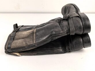 Luftwaffe, Paar Stiefel für Angehörige des fliegenden Personal. Heitbare Ausführung, sicherlich nach dem Krieg weiterverwendet. Sohle, Reissverschluss und Riegel über dem Reissverschluss alt erneuert. Sohlenlänge 30cm