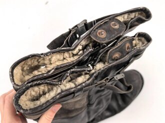 Luftwaffe, Paar Stiefel für Angehörige des fliegenden Personal. Heitbare Ausführung, sicherlich nach dem Krieg weiterverwendet. Sohle, Reissverschluss und Riegel über dem Reissverschluss alt erneuert. Sohlenlänge 30cm