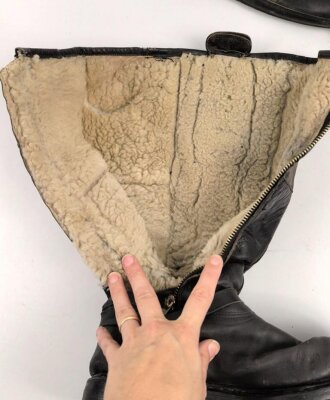 Luftwaffe, Paar Stiefel für Angehörige des fliegenden Personal. Heitbare Ausführung, sicherlich nach dem Krieg weiterverwendet. Sohle, Reissverschluss und Riegel über dem Reissverschluss alt erneuert. Sohlenlänge 30cm