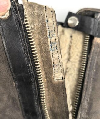 Luftwaffe, Paar Stiefel für Angehörige des fliegenden Personal. Heitbare Ausführung, sicherlich nach dem Krieg weiterverwendet. Sohle, Reissverschluss und Riegel über dem Reissverschluss alt erneuert. Sohlenlänge 30cm