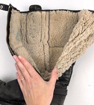 Luftwaffe, Paar Stiefel für Angehörige des fliegenden Personal. Heitbare Ausführung, sicherlich nach dem Krieg weiterverwendet. Sohle, Reissverschluss und Riegel über dem Reissverschluss alt erneuert. Sohlenlänge 30cm