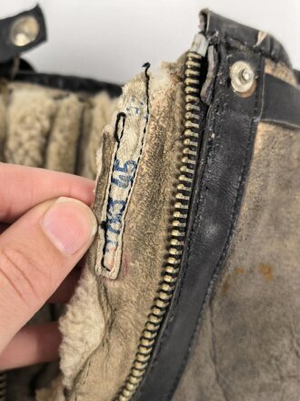 Luftwaffe, Paar Stiefel für Angehörige des fliegenden Personal. Heitbare Ausführung, sicherlich nach dem Krieg weiterverwendet. Sohle, Reissverschluss und Riegel über dem Reissverschluss alt erneuert. Sohlenlänge 30cm