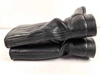 Paar Stiefel für Mannschaften, zweiteilige Sohle, eventuell für Reichsarbeitsdienst ? Innen im Schaft Grössenstempel. Getragenes Paar, Sohlenlänge 31,5cm. Anscheinend neuzeitlich geschwärzt