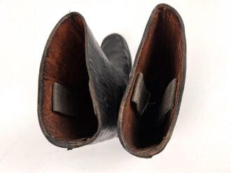 Paar Stiefel für Mannschaften, zweiteilige Sohle, eventuell für Reichsarbeitsdienst ? Innen im Schaft Grössenstempel. Getragenes Paar, Sohlenlänge 31,5cm. Anscheinend neuzeitlich geschwärzt