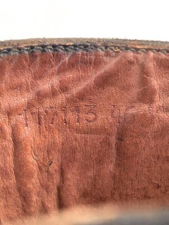 Paar Stiefel für Mannschaften, zweiteilige Sohle, eventuell für Reichsarbeitsdienst ? Innen im Schaft Grössenstempel. Getragenes Paar, Sohlenlänge 31,5cm. Anscheinend neuzeitlich geschwärzt