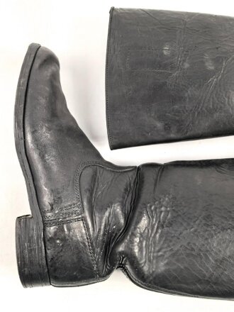 Paar Stiefel für Mannschaften, zweiteilige Sohle, eventuell für Reichsarbeitsdienst ? Innen im Schaft Grössenstempel. Getragenes Paar, Sohlenlänge 31,5cm. Anscheinend neuzeitlich geschwärzt