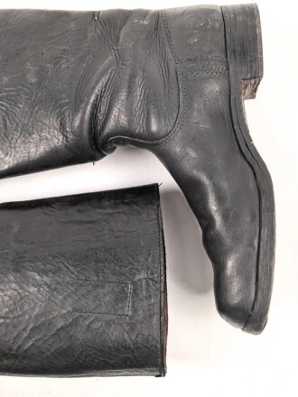 Paar Stiefel für Mannschaften, zweiteilige Sohle, eventuell für Reichsarbeitsdienst ? Innen im Schaft Grössenstempel. Getragenes Paar, Sohlenlänge 31,5cm. Anscheinend neuzeitlich geschwärzt