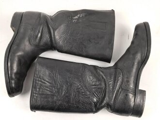 Paar Stiefel für Mannschaften, zweiteilige Sohle, eventuell für Reichsarbeitsdienst ? Innen im Schaft Grössenstempel. Getragenes Paar, Sohlenlänge 31,5cm. Anscheinend neuzeitlich geschwärzt