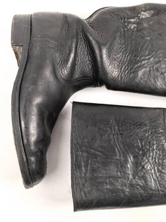 Paar Stiefel für Mannschaften, zweiteilige Sohle, eventuell für Reichsarbeitsdienst ? Innen im Schaft Grössenstempel. Getragenes Paar, Sohlenlänge 31,5cm. Anscheinend neuzeitlich geschwärzt