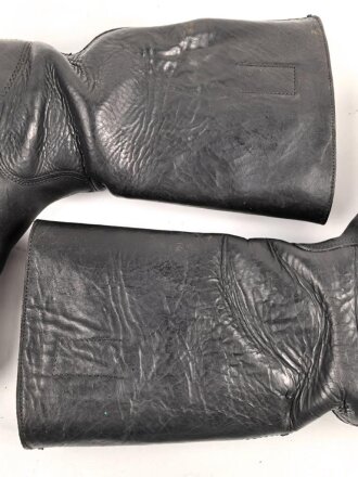 Paar Stiefel für Mannschaften, zweiteilige Sohle, eventuell für Reichsarbeitsdienst ? Innen im Schaft Grössenstempel. Getragenes Paar, Sohlenlänge 31,5cm. Anscheinend neuzeitlich geschwärzt