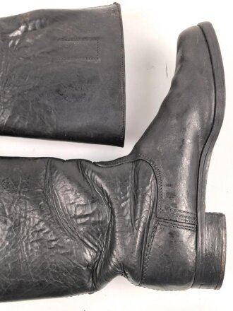 Paar Stiefel für Mannschaften, zweiteilige Sohle, eventuell für Reichsarbeitsdienst ? Innen im Schaft Grössenstempel. Getragenes Paar, Sohlenlänge 31,5cm. Anscheinend neuzeitlich geschwärzt