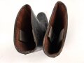 Paar Stiefel für Mannschaften, zweiteilige Sohle, eventuell für Reichsarbeitsdienst ? Innen im Schaft Grössenstempel. Getragenes Paar, Sohlenlänge 31,5cm. Anscheinend neuzeitlich geschwärzt