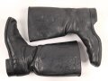 Paar Stiefel für Mannschaften, zweiteilige Sohle, eventuell für Reichsarbeitsdienst ? Innen im Schaft Grössenstempel. Getragenes Paar, Sohlenlänge 31,5cm. Anscheinend neuzeitlich geschwärzt