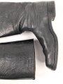 Paar Stiefel für Mannschaften, zweiteilige Sohle, eventuell für Reichsarbeitsdienst ? Innen im Schaft Grössenstempel. Getragenes Paar, Sohlenlänge 31,5cm. Anscheinend neuzeitlich geschwärzt