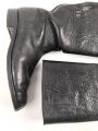 Paar Stiefel für Mannschaften, zweiteilige Sohle, eventuell für Reichsarbeitsdienst ? Innen im Schaft Grössenstempel. Getragenes Paar, Sohlenlänge 31,5cm. Anscheinend neuzeitlich geschwärzt