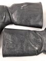 Paar Stiefel für Mannschaften, zweiteilige Sohle, eventuell für Reichsarbeitsdienst ? Innen im Schaft Grössenstempel. Getragenes Paar, Sohlenlänge 31,5cm. Anscheinend neuzeitlich geschwärzt