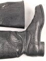 Paar Stiefel für Mannschaften, zweiteilige Sohle, eventuell für Reichsarbeitsdienst ? Innen im Schaft Grössenstempel. Getragenes Paar, Sohlenlänge 31,5cm. Anscheinend neuzeitlich geschwärzt