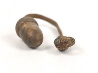 Metallene Eichel , sicherlich für eine Schützenschnur. Mir so nicht bekannt