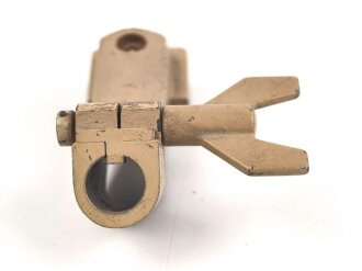 Aufnahme für Stirnschutz zum Flakfernrohr DF 10 x 80 Wehrmacht. Originallack