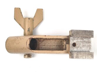 Aufnahme für Stirnschutz zum Flakfernrohr DF 10 x 80 Wehrmacht. Originallack
