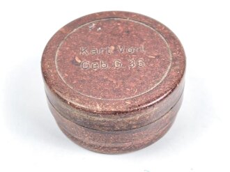 Braune Preßmassedose für Kartusch Vorladung Gebirgs Geschürtz 36. Guter Zustand, datiert 1944