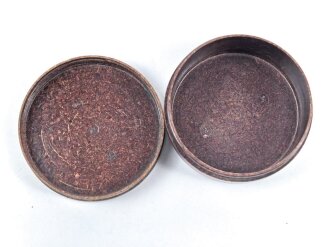 Braune Preßmassedose für Kartusch Vorladung Gebirgs Geschürtz 36. Guter Zustand, datiert 1944