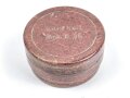 Braune Preßmassedose für Kartusch Vorladung Gebirgs Geschürtz 36. Guter Zustand, datiert 1944