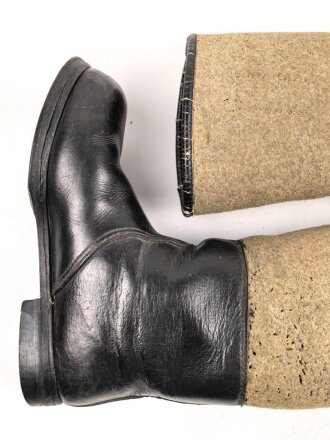 Paar Winterstiefel  Wehrmacht. Ungereinigtes,Paar mit Mottenschäden im Filz, Sohlenlänge 31cm