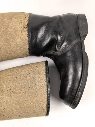 Paar Winterstiefel  Wehrmacht. Ungereinigtes,Paar mit Mottenschäden im Filz, Sohlenlänge 31cm