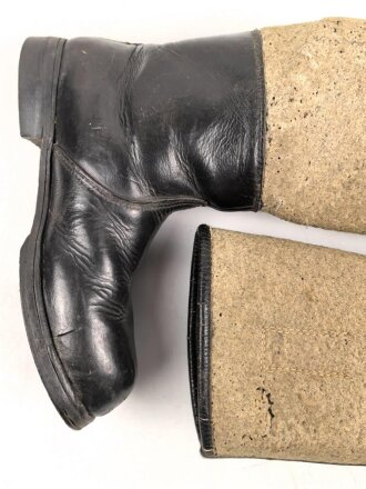 Paar Winterstiefel  Wehrmacht. Ungereinigtes,Paar mit Mottenschäden im Filz, Sohlenlänge 31cm