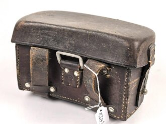 Koppeltasche für Sanitätspersonal der Wehrmacht. Rechte Seite, datiert 1939, Leder zum Teil angetrocknet