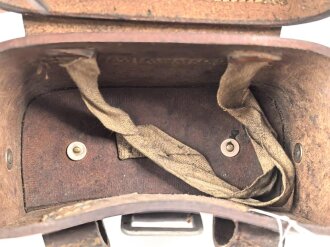 Koppeltasche für Sanitätspersonal der Wehrmacht. Rechte Seite, datiert 1939, Leder zum Teil angetrocknet