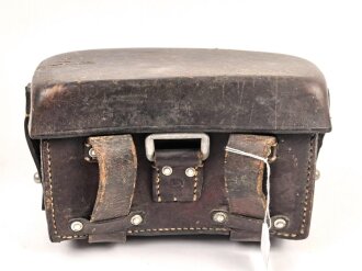 Koppeltasche für Sanitätspersonal der Wehrmacht. Rechte Seite, datiert 1939, Leder zum Teil angetrocknet