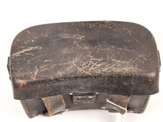 Koppeltasche für Sanitätspersonal der Wehrmacht. Rechte Seite, datiert 1939, Leder zum Teil angetrocknet