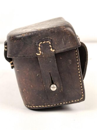 Koppeltasche für Sanitätspersonal der Wehrmacht. Rechte Seite, datiert 1939, Leder zum Teil angetrocknet