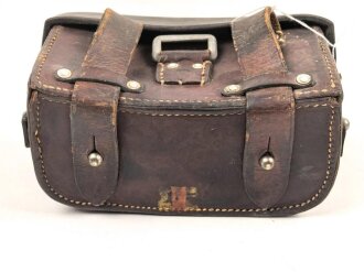 Koppeltasche für Sanitätspersonal der Wehrmacht. Rechte Seite, datiert 1939, Leder zum Teil angetrocknet