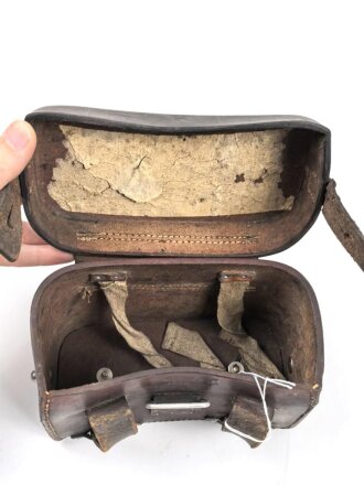 Koppeltasche für Sanitätspersonal der Wehrmacht. Rechte Seite, datiert 1939, Leder zum Teil angetrocknet
