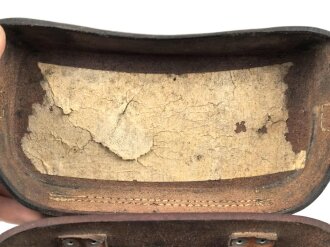 Koppeltasche für Sanitätspersonal der Wehrmacht. Rechte Seite, datiert 1939, Leder zum Teil angetrocknet
