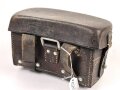 Koppeltasche für Sanitätspersonal der Wehrmacht. Rechte Seite, datiert 1939, Leder zum Teil angetrocknet
