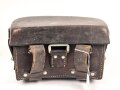Koppeltasche für Sanitätspersonal der Wehrmacht. Rechte Seite, datiert 1939, Leder zum Teil angetrocknet