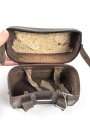 Koppeltasche für Sanitätspersonal der Wehrmacht. Rechte Seite, datiert 1939, Leder zum Teil angetrocknet