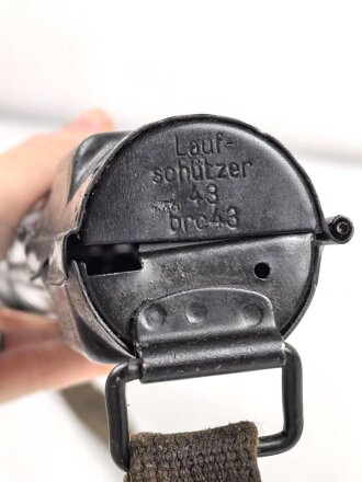 Laufschützer 43 für Ersatz Maschinengewehrlauf der Wehrmacht. Nach dem Krieg neu brüniert und mit Trageriemen versehen, vermutlich von der jugoslawischen Armee