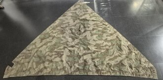 Zeltbahn 31 Wehrmacht, Getragenes Stück mit Reichsbetriebsnummer. Ungewöhnliche Ausführung, statt den üblichen Metallösen wurde Leder verwendet.