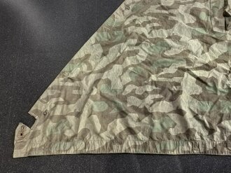 Zeltbahn 31 Wehrmacht, Getragenes Stück mit Reichsbetriebsnummer. Ungewöhnliche Ausführung, statt den üblichen Metallösen wurde Leder verwendet.