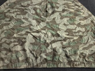 Zeltbahn 31 Wehrmacht, Getragenes Stück mit Reichsbetriebsnummer. Ungewöhnliche Ausführung, statt den üblichen Metallösen wurde Leder verwendet.